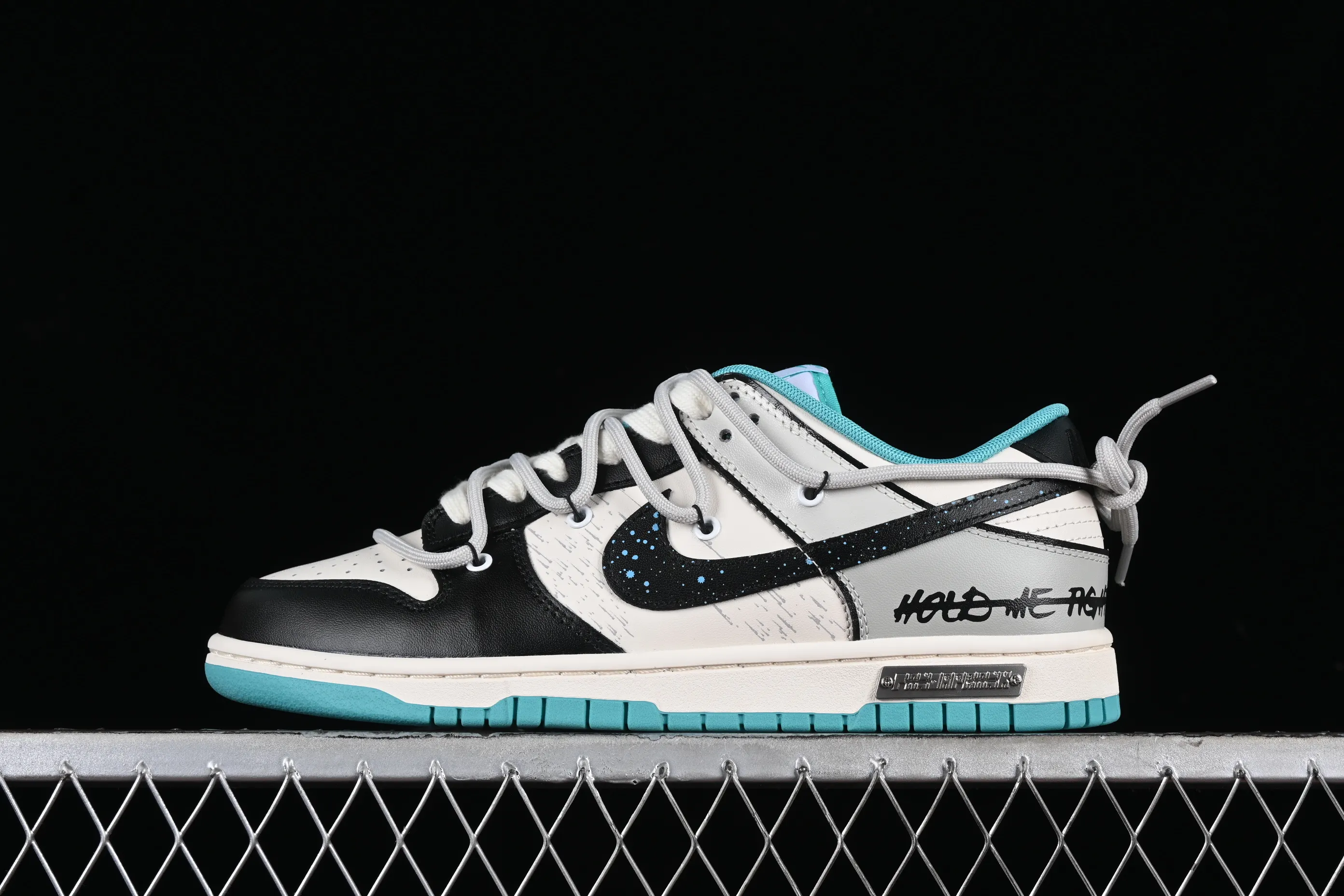 All Categories Nk SB Dunk Series Nk SB Dunk Low Low-top sneakers Nk Dunk Low Panda Prank Star Trek SB strappy low-top casual sneakers DV0833-101